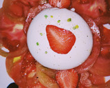 Foto del paso 5 de la receta: Burrata con flor de tomate, fresa y aceitunas de Aragón