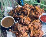 A picture of step 4 of Crispy Aloo, Palak aur Pyaaz ke pakoray.