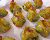 Foto del paso 5 de la receta: 🥢Saquitos de queso de cabra, espinacas y cebolla roja