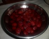 Foto del paso 3 de la receta: Tarta con frutillas en álmibar 