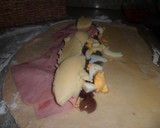 Foto del paso 2 de la receta: Rollo con masa de pizza y algo más