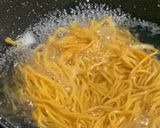 Foto langkah ke 2 dari resep Spicy Peanut Noodle.