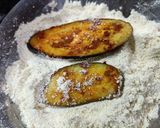 वांग्याचे आणि बटाट्याचे काप (Vangyache Batatatyache Kaap Recipe In Marathi) रेसिपी स्टेप 3 फोटो