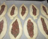 Pas rețetă Pide cu carne tocată, cașcaval și cârnați 3 fotografie