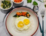 Foto langkah ke 4 dari resep Nasi Telur Ceplok with Scallion Oil.