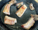 Foto del paso 2 de la receta: Paella de costillas de cerdo y butifarra