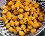 A picture of step 1 of Crispy masala chana katori.