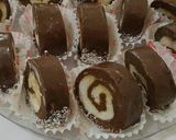صورة لخطوة 15 من وصفة رول التمر بجوز الهند بالشكولا طعم اكتر من رائع 😋😋😋