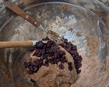Foto del paso 3 de la receta: Galletitas de banana, chocolate y arándanos, sin azúcar y sin tacc