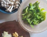 Foto langkah ke 2 dari resep Tumis Brokoli Jamur.