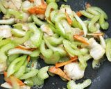 巴沙魚片炒西芹的食譜步驟4照片