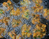 A picture of step 3 of Jhat phat Spring Onion Pakoray.