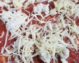 Foto del paso 9 de la receta: Pizza casera con 5 quesos
