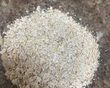 A picture of step 1 of Banana overnight oats topping with blueberry.