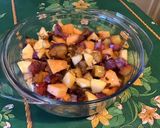 Une image de l'étape 8 de Salade de fruits du jardin au melon et raisins.