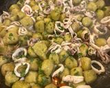 Foto del passaggio 2 della ricetta Gnocchetti al basilico con calamaretti saltati