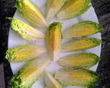 Foto del paso 1 de la receta: Cogollos de lechuga, pimientos asados y anchoas