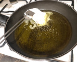 Foto del paso 4 de la receta: Bacalao con pimientos asados y lámina de ajo 🧄