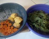 Foto langkah ke 1 dari resep Sayur Bayam Jagung Manis.