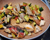 Foto del paso 4 de la receta: Arroz salteado con verduras y pollo