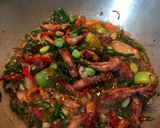 Foto langkah ke 4 dari resep Tumis Cumi Asin Cabe Hijau Pete.