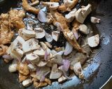 A picture of step 3 of Chicken Mushroom Chowmein.
