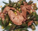 รูปขั้นตอนการทำที่ 3 ของ ผัดกระเจี๊ยบเขียวอกไก่ข้าวหมากแดง