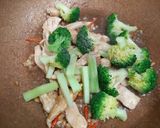 รูปขั้นตอนการทำที่ 5 ของ ไก่เส้นผัดพริกใส่บล็อกโคลี่