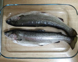 Foto del paso 2 de la receta: Truchas al horno con ajos