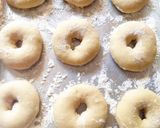 Foto langkah ke 4 dari resep Donat Maizena Topping Glazing Simple.