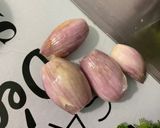 Une image de l'étape 2 de Navets boule d'or aux saucisses allemandes, bouillon de champignons et olives.