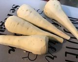 Une image de l'étape 1 de Panais fondants au persil et crème de champignons.