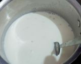 व्हाइट चॉकलेट और स्ट्रॉबेरी होट शेक (White chocolate aur strawberry hot shake recipe in Hindi) रेसिपी चरण 3 फोटो