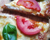 Foto del paso 4 de la receta: Pizza de masa integral con tomate y albahaca 🍕🌱🍅
