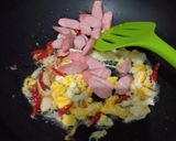 Foto langkah ke 4 dari resep Tumis mie kuning sosis.