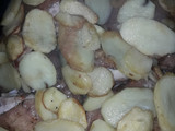 Pollo con papas a las hierbas, especias y vino tinto