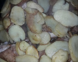 Foto del paso 3 de la receta: Pollo con papas a las hierbas, especias y vino tinto
