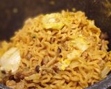 รูปขั้นตอนการทำที่ 5 ของ ผัดมาม่าต้มยำ เส้นหนึบ🍜