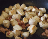 Foto del paso 2 de la receta: Guisado de pollo con patatas y pimientos variados