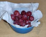 Foto del paso 5 de la receta: Desayuno de uvas 🍇 con yogur y pasas