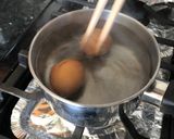 Hình bước làm 2 của món Luộc trứng lòng đào