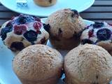Áfonyás-ribizlis muffin csokidarabokkal