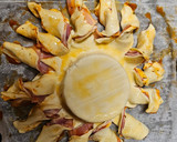 Foto del paso 4 de la receta: Sol de hojaldre con queso y bacon