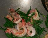 รูปขั้นตอนการทำที่ 2 ของ กุ้งผัดดอกไม้กวาด