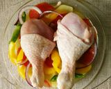 Foto del paso 4 de la receta Muslitos de pollo al horno con patatas y verduras