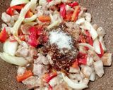 Foto langkah ke 3 dari resep Tumis ayam paprika.
