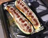 Une image de l'étape 8 de Courgette géante farcie sucrée salée au bœuf, pommes, tomates cerises et fromages.