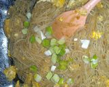 Foto langkah ke 5 dari resep Bihun Goreng Manis Gurih.