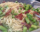 A picture of step 6 of Summer spaghetti with asparagus and crispy ham.