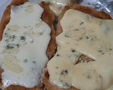 Foto del paso 6 de la receta: Milanesas al horno con mozzarella y queso azul - rúcula y tomates
